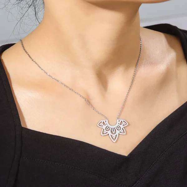 collier avec pendentif fleur de Lotus pour femmes, en… – Éclat… – Image 5
